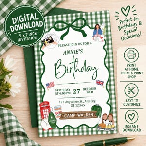 Pode incluir: Um convite digital de 12,7 x 17,8 cm para o aniversário da Annie com uma borda xadrez verde e branca e um laço verde escuro. O cartão inclui ilustrações de uma cabine telefônica vermelha, um pote de manteiga de amendoim e bandeiras.