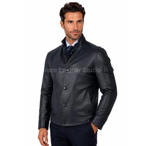 Veste en cuir bleu marine pour homme, manteau utilitaire à col montant boutonné, vêtement d'extérieur décontracté et minimaliste, style classique et élégant.