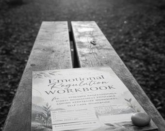 Puede incluir: Un cuaderno de ejercicios de regulación emocional impreso en blanco y negro con el texto Emotional Regulation Workbook, for Stressed Professionals, Stress Management Printable, Coping Strategies Worksheet, Self Care Workbook, My Stress Skills Toolbox.