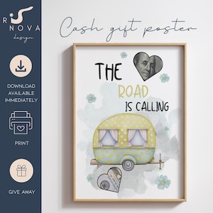 Könnte beinhalten: Ein rechteckiges Poster in einem Holzrahmen mit dem Text THE ROAD IS CALLING in Schwarz und Gold. Das Design zeigt eine gelb-grüne Wohnwagen-Illustration mit Punkten, hellblaue Blumen und zwei herzförmige Ausschnitte für Bargeld.