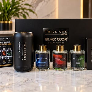 Può includere: Un set regalo nero Trillions Black Odor composto da un diffusore cilindrico, tre flaconi di profumo in vetro da 70ml con tappi dorati etichettati Phantom Vibe, Black Badge e Ghost, una scatola per accessori e una scheda informativa.