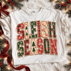 PNG de temporada de trineos, patchwork navideño con bordado falso, letras a cuadros rojos y verdes, copos de nieve, diseño de sublimación navideña para descarga digital