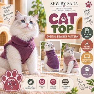 Puede incluir: Un patrón de costura digital para una prenda de gato de Sew By Sada, con un gato de pelo largo que lleva un chaleco de forro polar morado con cuello alto y una anilla en D. El gráfico incluye texto para archivos A0 y A4, descarga instantánea, instrucciones paso a paso y tallas XS-L.