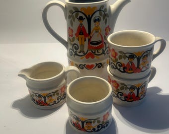 Vintage Sadler Coffee Pot with cups, creamer and sugar.