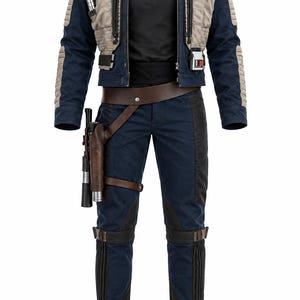 Può includere: Una giacca blu scuro e beige con colletto alto, indossata sopra una maglia nera. L'outfit include pantaloni blu scuro con pannelli laterali neri, una cintura in pelle marrone con fondina e un'arma di scena metallica sul lato destro.