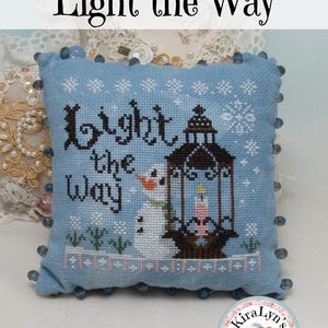 Ilumina el camino - Patrón de punto de cruz de invierno - descarga en PDF de KiraLyn's Needlearts