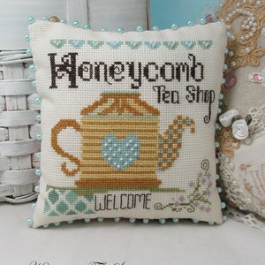 Honeycomb Tea Shop - Biene Kreuzstichmuster von KiraLyn's Needlearts