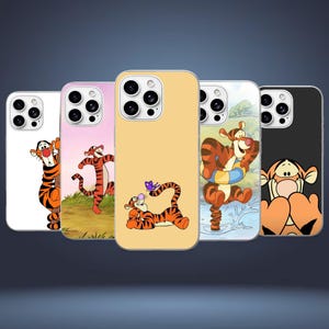 Pode incluir: Cinco capas para smartphone com o Tigrão do Ursinho Pooh em várias poses. Os designs incluem o Tigrão a trepar, a dançar, deitado com uma borboleta, a brincar na água com uma boia e um retrato em grande plano.