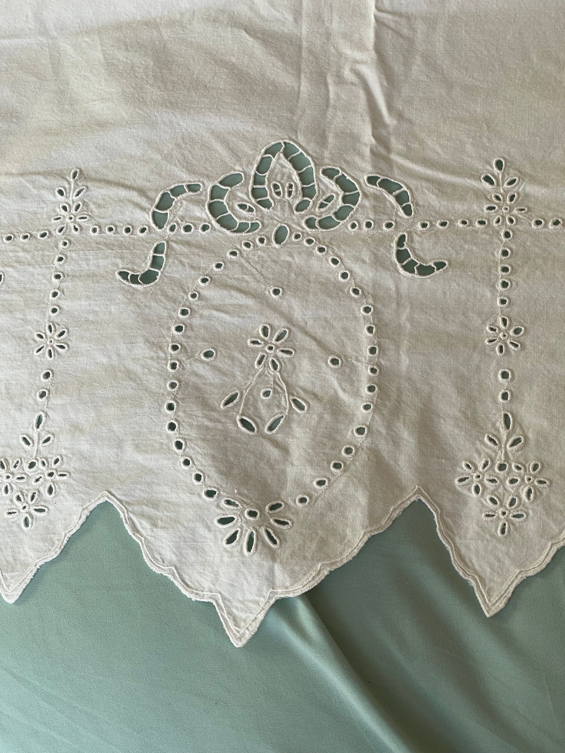 Antique White Eyelet Summer Weight Bedspread 90 X 68 Inches Twin