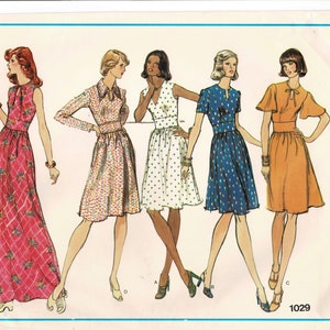 Op de afbeelding: Een vintage naaipatroon voor vier verschillende jurken. Het patroon is voor Vogue's Basic Design 1029. De jurken zijn in verschillende kleuren en patronen, waaronder roze, wit, blauw en oranje.