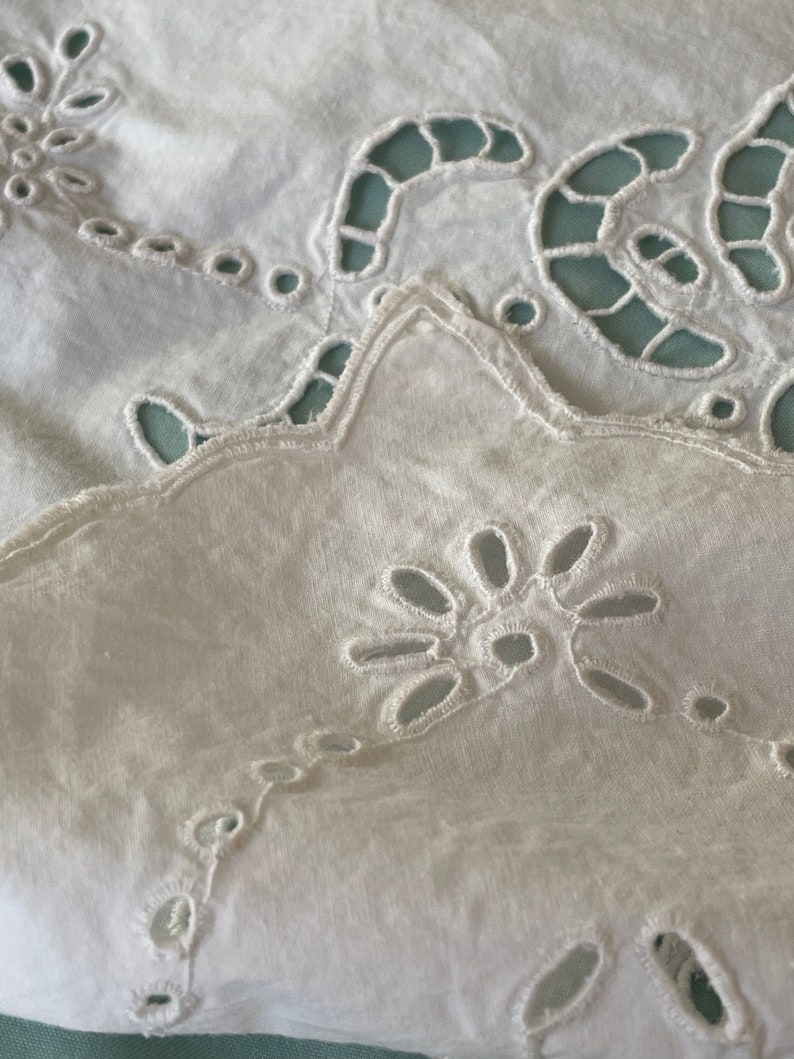 Antique White Eyelet Summer Weight Bedspread 90 X 68 Inches Twin