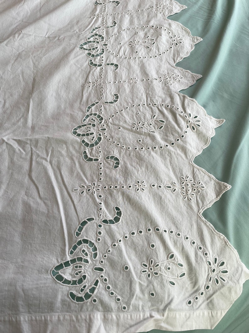 Antique White Eyelet Summer Weight Bedspread 90 X 68 Inches Twin