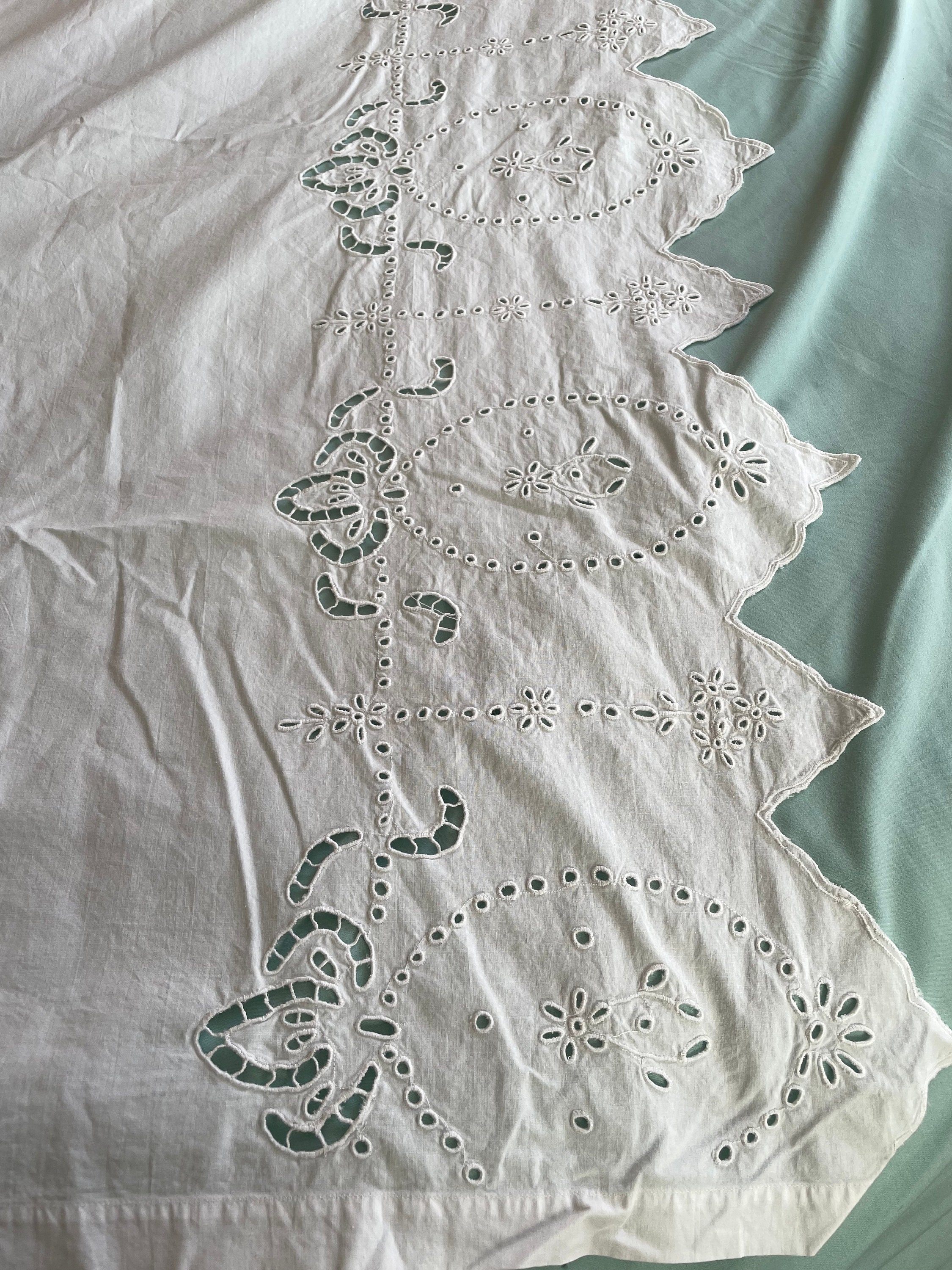 Antique White Eyelet Summer Weight Bedspread 90 X 68 Inches Twin