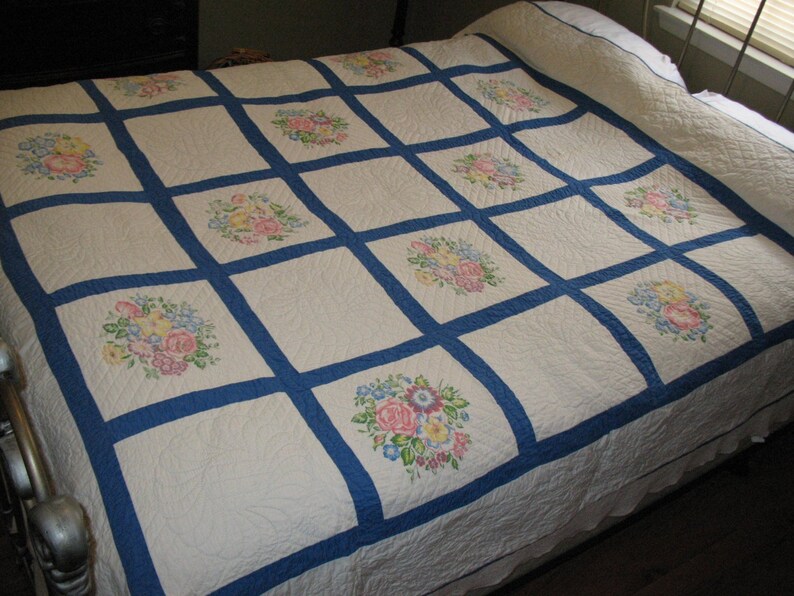 Nice Quilting Charming Vintage 1940s Quilt Printed Flowers Roses with Blue Border