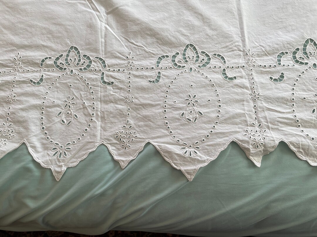Antique White Eyelet Summer Weight Bedspread 90 X 68 Inches Twin