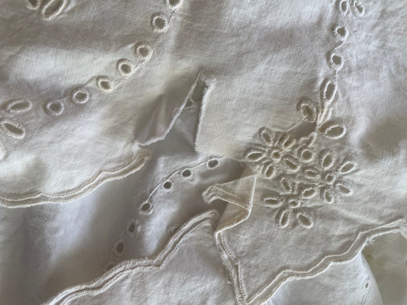 Antique White Eyelet Summer Weight Bedspread 90 X 68 Inches Twin