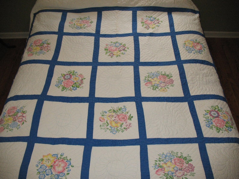 Nice Quilting Charming Vintage 1940s Quilt Printed Flowers Roses with Blue Border