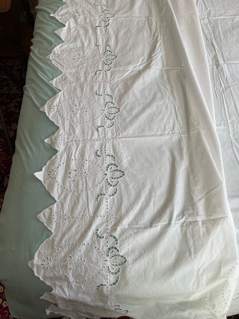 Antique White Eyelet Summer Weight Bedspread 90 X 68 Inches Twin