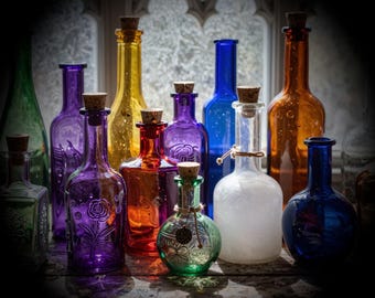 Glas och ljus - Glasflaskor, apoteksflaskor, digital bakgrund, vintage trolldrycksflaska 4K skrivbordsbakgrunder, gotisk PC-konst