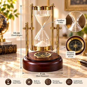 Könnte beinhalten: Eine 14 cm hohe Sanduhr mit einem goldfarbenen Metallrahmen und klaren Glaskolben, die Sand enthalten. Die Sanduhr steht auf einem runden Holzsockel mit einem integrierten Kompass von 3,5 cm Durchmesser. Der Sockel hat einen Durchmesser von 9 cm.