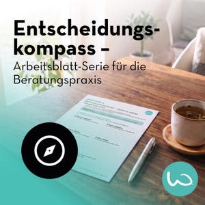 Pode incluir: Uma folha de trabalho branca intitulada Entscheidungs-kompass - Arbeitsblatt-Serie für die Beratungspraxis com seções para classificar emoções, acompanhada por uma caneta prateada e uma caneca de cerâmica em uma superfície de madeira.