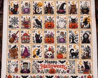 Pode incluir: Um padrão de ponto cruz em tecido branco apresentando um calendário do advento de Halloween com 31 quadrados numerados. Cada quadrado exibe ícones sazonais como gatos, abóboras, fantasmas e bruxas. O centro inferior diz Happy Halloween.