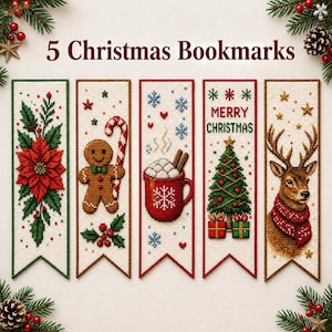Peut inclure: Cinq marque-pages rectangulaires en point de croix avec des motifs de fêtes : un poinsettia rouge, un bonhomme en pain d'épices avec un sucre d'orge, un mug de chocolat chaud, un sapin de Noël décoré et un renne portant une écharpe rouge.