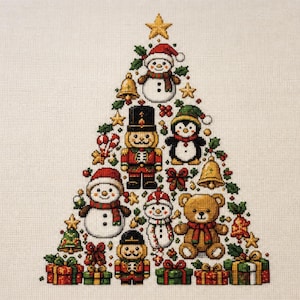 以下が含まれることがあります： 明るい色の布に施されたクロスステッチ刺繍で、雪だるま、くるみ割り人形、ペンギン、テディベア、鐘、星、プレゼント、ヒイラギの葉など、赤、緑、金の色調で構成されたクリスマスツリーの形をしたデザインが描かれています。
