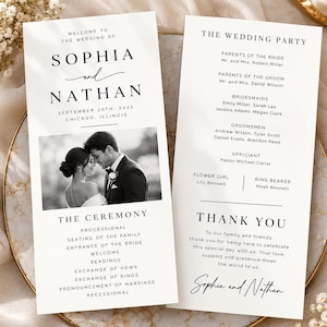 Puede incluir: Dos tarjetas de programa de boda blancas con texto en negro que muestran los nombres Sophia y Nathan, una fotografía en blanco y negro de una pareja, la lista de la fiesta de bodas, el orden de la ceremonia y una nota de agradecimiento.