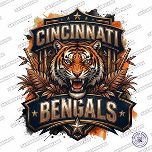 Op de afbeelding: Een grafische illustratie met een tijgerkop gecentreerd in een donkerblauw en goudkleurig schildembleem. De tekst CINCINNATI staat boven de tijger en BENGALS staat eronder. Het ontwerp bevat bamboestengels, bladeren en sterren.