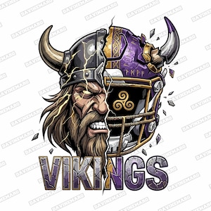 Può includere: Un'illustrazione grafica che presenta un design diviso tra un feroce guerriero vichingo con la barba lunga e un casco da football americano viola e oro. L'immagine include fulmini gialli, simboli runici e il testo VIKINGS in lettere di pietra.