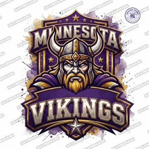Peut inclure: Une illustration graphique représentant un guerrier viking portant un casque à cornes, centré dans un emblème en forme de bouclier. Le texte MINNESOTA apparaît au-dessus de la figure et VIKINGS en dessous. Le design utilise des tons violet, or et argent.