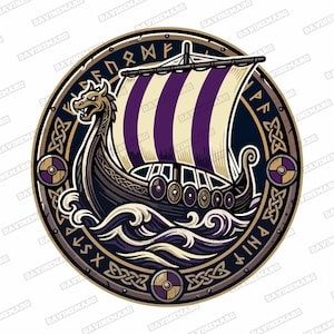 Può includere: Un'illustrazione grafica circolare raffigurante una nave vichinga con una vela a righe viola e crema che naviga su onde stilizzate. La nave è incorniciata da un bordo scuro decorato con rune nordiche e piccoli scudi viola e dorati.