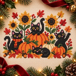 Peut inclure: Un motif de point de croix sur tissu beige représentant quatre chats noirs, des citrouilles orange, des tournesols jaunes et des feuilles d'automne rouges. Le design inclut un chat portant une écharpe à carreaux rouge et jaune avec des baies.