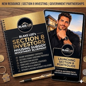 Op de afbeelding: Een spiraalgebonden notitieboek getiteld Blake Lee's Section 8 Investors Housing Subsidy Investment Blueprint met een zwart-gouden kaft, naast een tablet met een digitale cursus, een gouden pen en een kleine metalen sleutelhanger in de vorm van een huis.