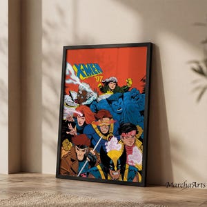 Può includere: Un poster incorniciato raffigurante i personaggi della serie animata X-Men '97, tra cui Wolverine, Gambit, Cyclops, Storm, Rogue, Beast, Jean Grey e Jubilee su uno sfondo arancione vibrante con il logo blu e giallo X-Men '97 in alto.