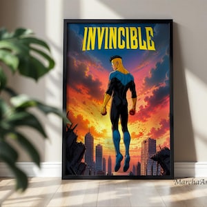 Könnte beinhalten: Ein gerahmtes Poster mit dem Wort INVINCIBLE in gelber Schrift über einem Superhelden in einem blau-gelben Anzug, der über einer Stadt bei Sonnenuntergang mit orangefarbenen, rosa und violetten Wolken und zerstörten Gebäuden schwebt.