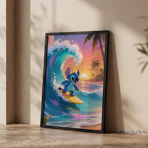 Può includere: Una stampa artistica da parete verticale incorniciata raffigurante un personaggio alieno blu che cavalca un'onda oceanica su una tavola da surf gialla. Lo sfondo mostra una spiaggia tropicale al tramonto con palme, sole e nuvole colorate.