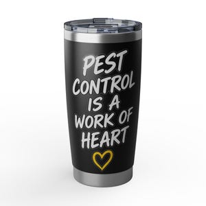 Könnte beinhalten: Ein schwarzer Edelstahlbecher mit einem transparenten Kunststoffdeckel. Auf der Vorderseite steht der weiße Text PEST CONTROL IS A WORK OF HEART mit einem gelben Herzumriss darunter. Das Design ist auf den zylindrischen Körper gedruckt.