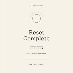 Könnte beinhalten: Ein cremefarbenes Dokument mit dem Titel Reset Complete von Velora Studio. Es enthält eine kreisförmige Grafik, den Text Seven days, gently done, eine Fortschrittsleiste mit sieben Punkten sowie Abschnitte mit der Beschriftung WHAT FEELS DIFFERENT NOW und ONE RITUAL TO KEEP.
