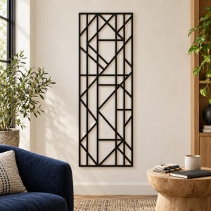 Geometrisches Metallpaneel, hohes eckiges Muster, gerahmte geometrische Linien, vertikaler Wandbehang, abstraktes Metalldekor, dekoratives Muster zum Aufhängen