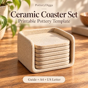Könnte beinhalten: Ein Stapel aus sechs quadratischen, gesprenkelten beigen Keramikuntersetzern in einem passenden U-förmigen Halter. Der Text PotteryDigga Ceramic Coaster Set Printable Pottery Template und Guide + A4 + US Letter ist im Bild zu sehen.