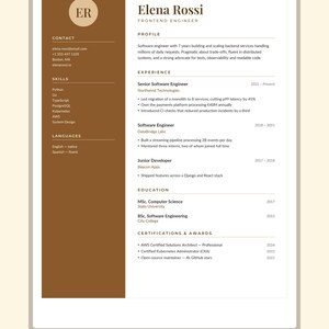 Könnte beinhalten: Eine professionelle Lebenslaufvorlage für eine Frontend-Ingenieurin namens Elena Rossi. Das Dokument verfügt über eine braune Seitenleiste mit Kontaktdaten, Fähigkeiten und Sprachen sowie einen weißen Hauptbereich mit Details zu Erfahrung und Ausbildung.