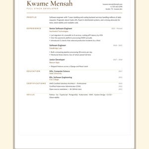 Może przedstawiać: Profesjonalny szablon życiorysu dla programisty full stack o nazwisku Kwame Mensah. Dokument zawiera sekcje dotyczące profilu, doświadczenia, wykształcenia, certyfikatów i umiejętności, z danymi kontaktowymi oraz przejrzystym, ustrukturyzowanym układem.