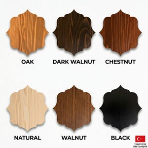 Pode incluir: Seis amostras de madeira em forma de quadrif&oacute;lio dispostas em duas filas. As cores est&atilde;o rotuladas como Oak, Dark Walnut, Chestnut, Natural, Walnut e Black. Cada amostra exibe um padr&atilde;o de gr&atilde;o de madeira e acabamento distintos.