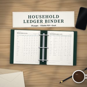 Puede incluir: Una carpeta de tres anillas de color verde oscuro abierta que muestra un calendario de vencimiento de facturas y un registro de facturas recurrentes. Arriba, un cartel dice HOUSEHOLD LEDGER BINDER 59 pages Fillable PDF + Excel. Smartphone y bolígrafo.