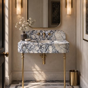 Consolle da bagno su misura in marmo Calacatta Viola con alzatina e gambe in ottone.