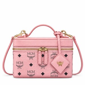 Puede incluir: Un bolso tipo neceser estructurado en color rosa claro con un patrón repetitivo de logotipos MCM y diamantes en negro. Incluye un asa superior, una correa de hombro extraíble, herrajes dorados, cierre de doble cremallera y una etiqueta en forma de diamante.
