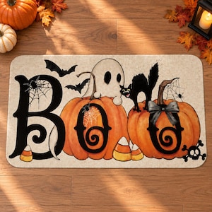 Peut inclure: Un paillasson rectangulaire sur le thème d'Halloween avec le mot BOO en grandes lettres noires. Le motif comprend deux citrouilles orange, un fantôme blanc, un chat noir, des chauves-souris, des toiles d'araignée, des bonbons et un crâne.
