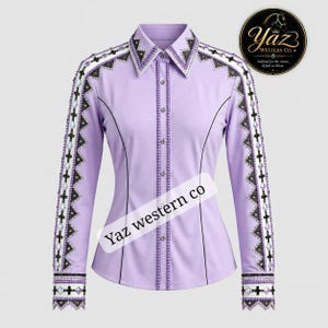 Lavendelfarbenes Western-Showshirt mit schwarzer Spitze und Strasssteinen – Exquisite Damen-Performance-Bekleidung für Rodeo, Reitsport und Cowgirl-Aktivitäten